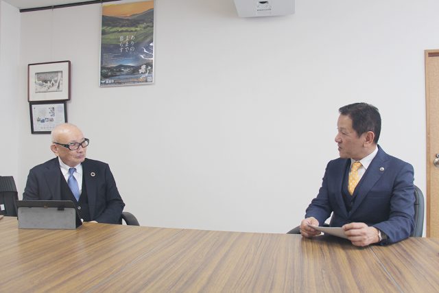 恵那市の小坂喬峰市長との対談風景