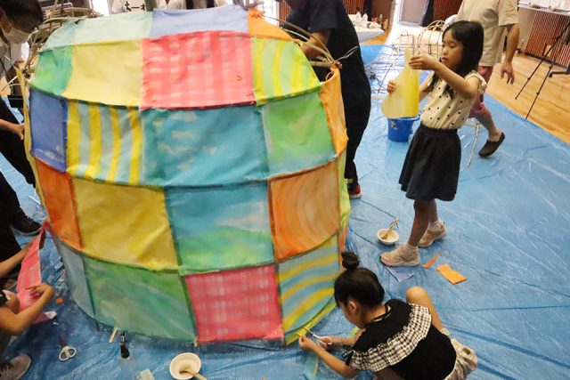 子どもたちが獅子のオブジェを制作中