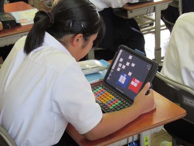 タブレット端末で学んでいる小中学生