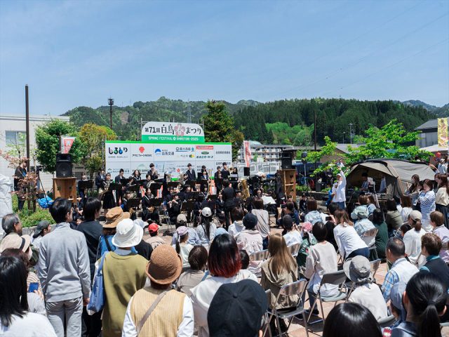 「白鳥春まつり」で演奏する白鳥中学校ブラスバンド