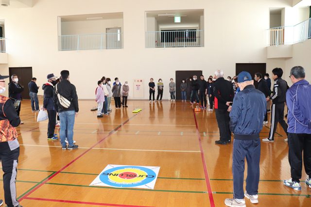 上麻生小学校体育館で行われたカローリング大会の様子