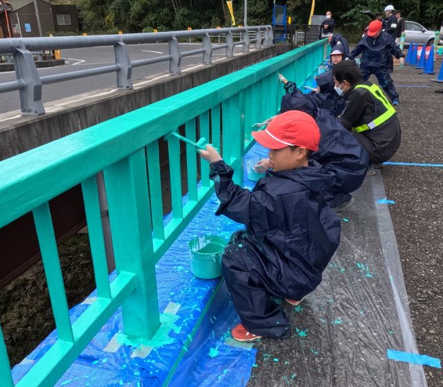 プロジェクト1184いいはしで橋の塗り替えをする小学生