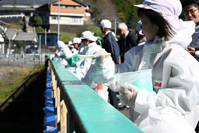 プロジェクト1184いいはしで橋の塗り替えをする小学生