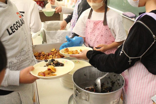 学校給食の配膳風景