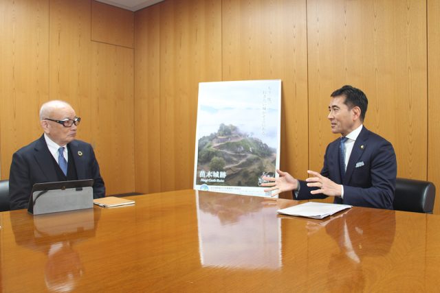 中津川市の小栗仁志市長との対談風景