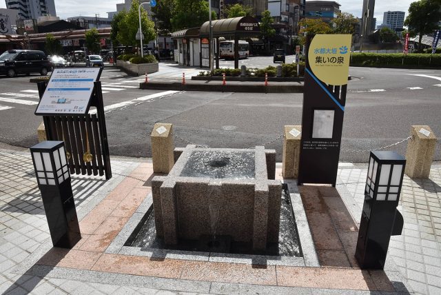 大垣駅前にある「水都大垣集いの泉」