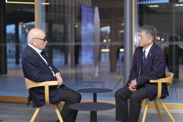 岐阜県人会インターナショナルの藤井会長との対談風景