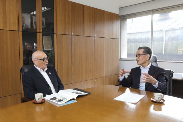 一般社団法人 岐阜県経済同友会の柳原幸一筆頭代表幹事との対談風景