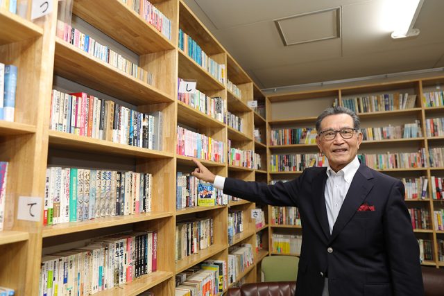 鵜飼文庫の部屋内にて柳原幸一筆頭代表幹事