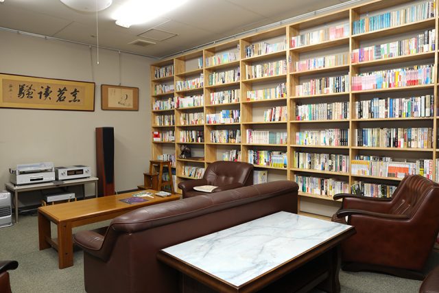 ステレオとソファが置かれた鵜飼文庫