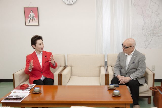若井敦子参議院議員との対談風景