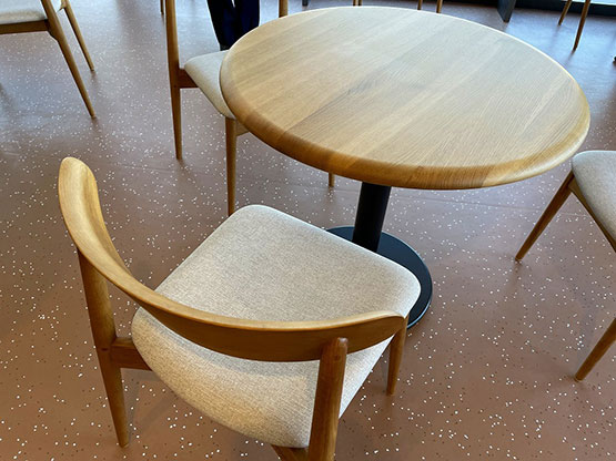 聖マリアンナ医科大学病院へ納入したテーブルや椅子のセット