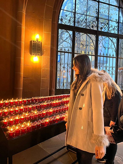 Frankfurtの教会を訪問。お願いごとをしながら火を灯すキャンドルが入り口にずらり