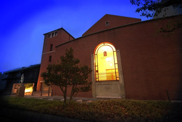 クララザールじゅうろく音楽堂の夜の外観