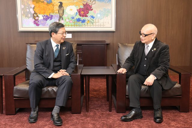 岐阜商工会議所の村瀬幸雄会頭との対談風景