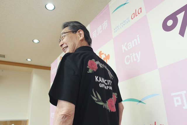 可児市の公式Tシャツを着る冨田市長