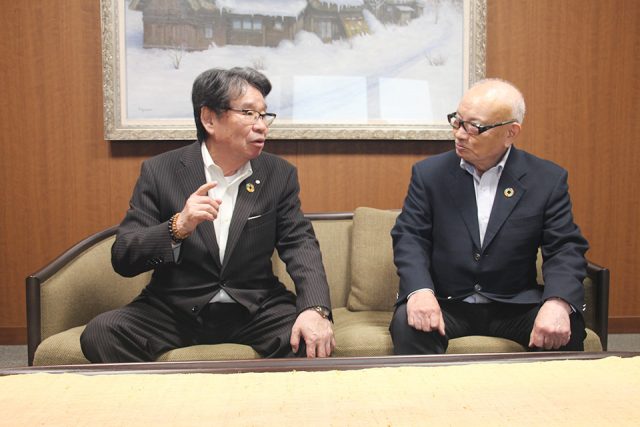 白川村の成原茂村長との対談風景