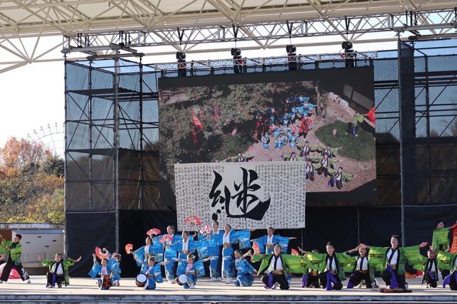 よさこいダンスチーム「半布里(はぶり) 」のステージ風景