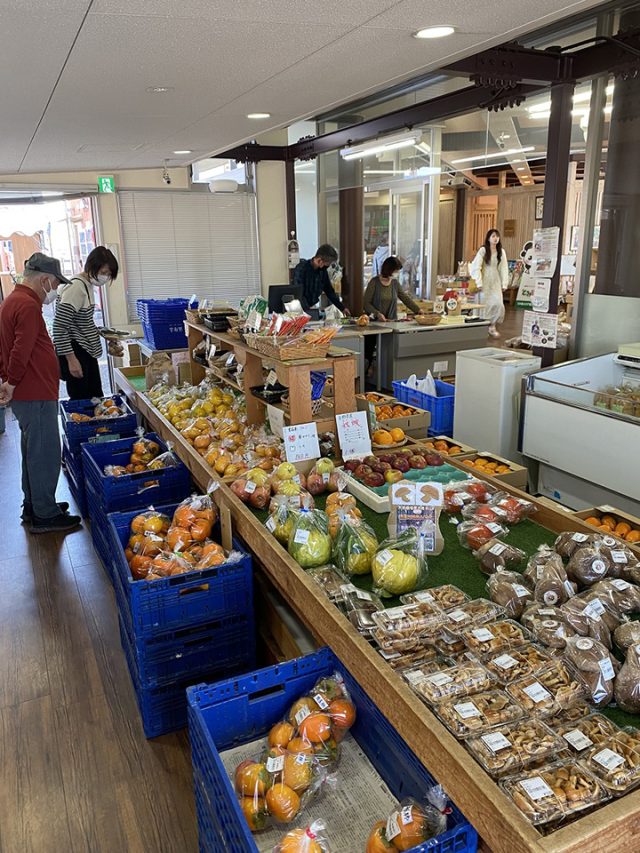 道の駅「半布里の郷とみか」の店内