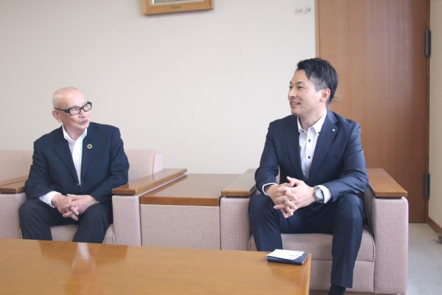 川辺町の木下宙町長との対談風景