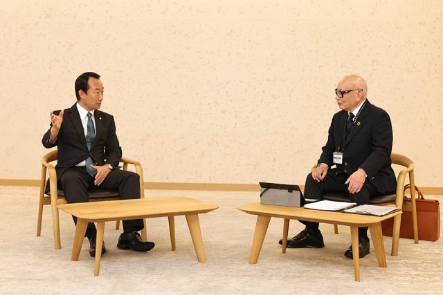 岐阜県江崎禎英知事との対談風景