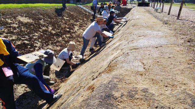 江馬氏館跡の堀の修復