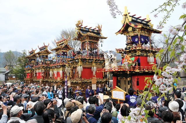 古川祭の屋台曳そろえの風景