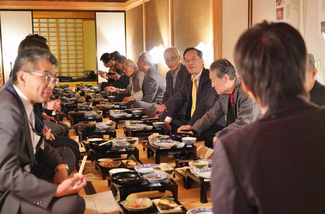 江馬・室町の饗応膳の会食風景