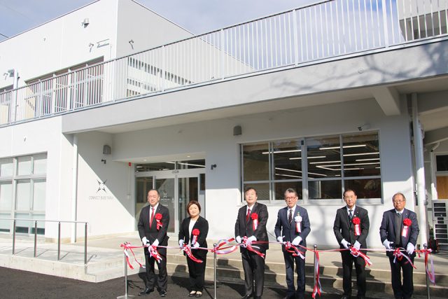 コネクトベース垂井のオープンでテープカット