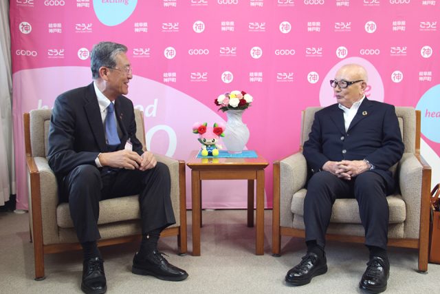 神戸町藤井弘之町長との対談風景