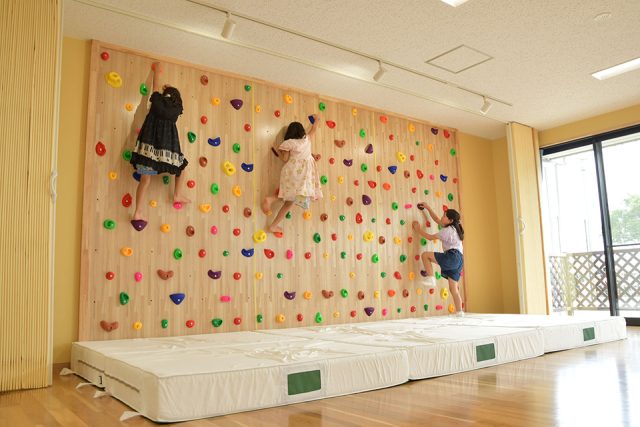 ごうど児童館の多目的ホールにあるボルダリング設備