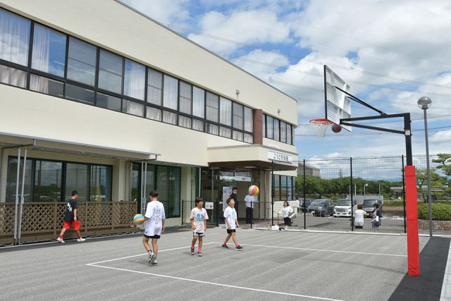 ごうど児童館の外にあるバスケットコート