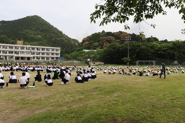 御嵩町の小学生中学生による人文字作成の様子