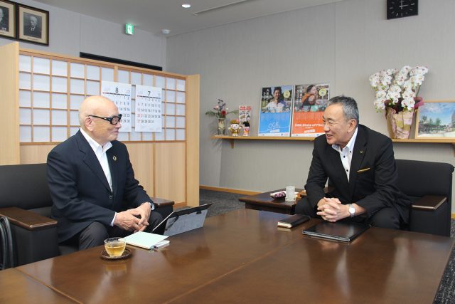 大垣市の石田仁市長との対談風景