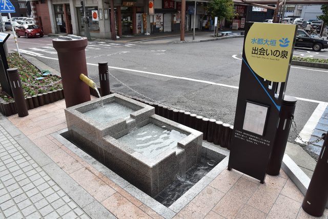 大垣駅前にある「水都大垣出会いの泉」