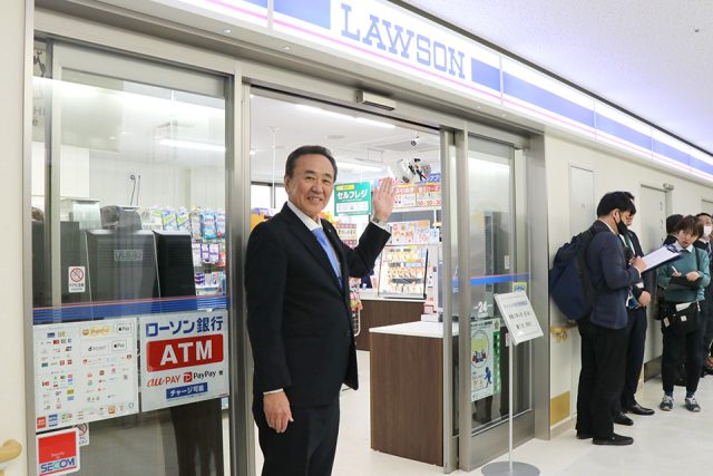 大垣市民病院内にあるコンビニと石田市長