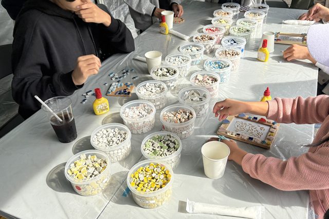 岐阜ふるさと祭りで美濃焼タイルを使った小物づくり体験