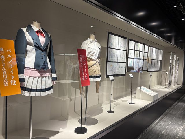 岐阜県庁1階「GALLERY GIFU」の 企画展「笠松町×アニメ『ウマ娘 シンデレラグレイ』」の制服展示
