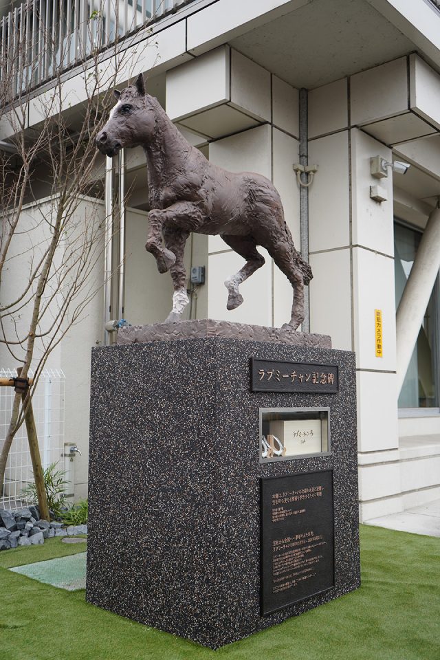 笠松町庁舎横に飾られているラブミーチャン銅像
