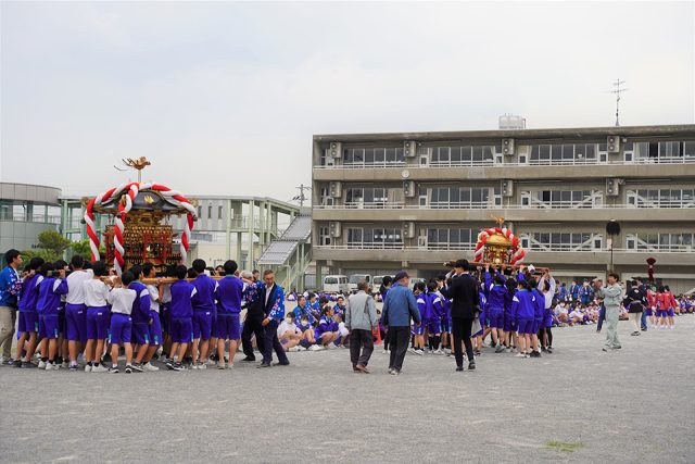 笠松中学校のグウランドで披露した大みこし