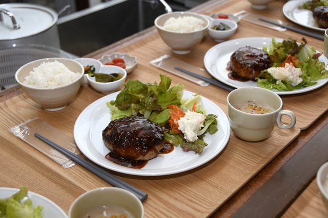 化石食堂のメニューハンバーグ