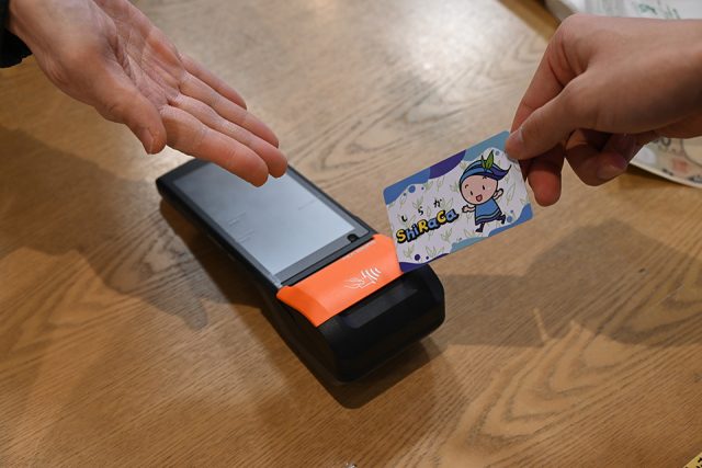 白川町内限定の電子マネー「ShiRaCa(しらか)」のチャージ風景