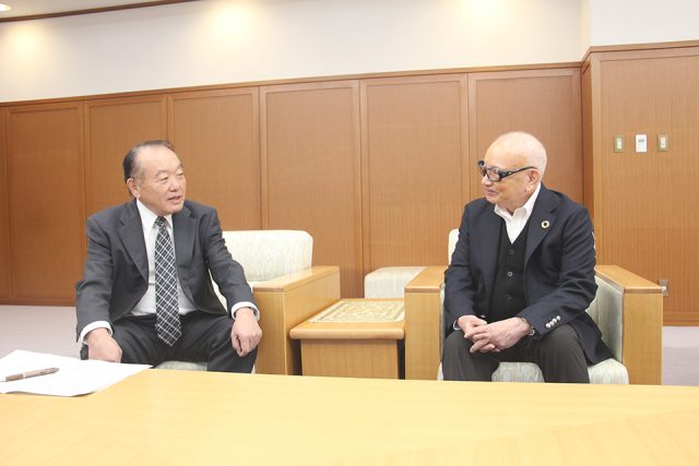山県市の林宏優市長との対談風景
