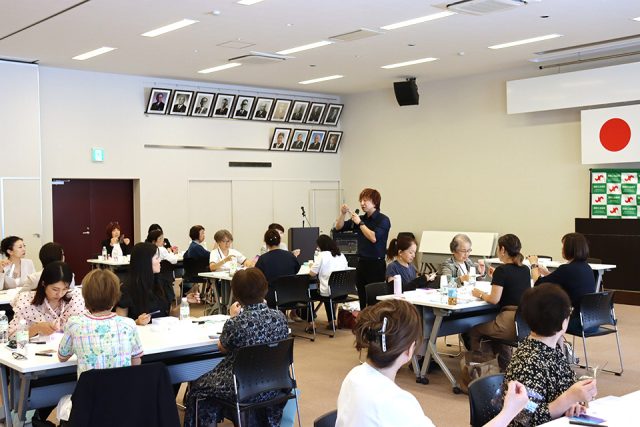 女性会連合会でのシャインカービング体験の様子