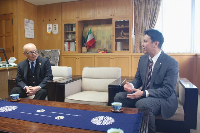坂祝町の伊藤敬宏町長との対談風景