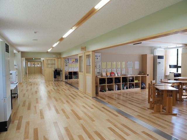 荘川さくら学園の開放的で木のぬくもりが感じられる校舎内