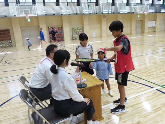 荘川さくら学園の保育園時、小学生、中学生のレクリエーション英語で借り物競争