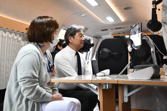 移動診療車内の田中市長