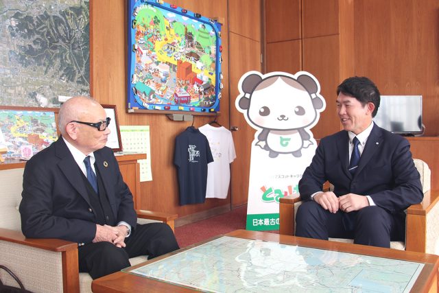 富加町の渡邉圭太町長との対談風景