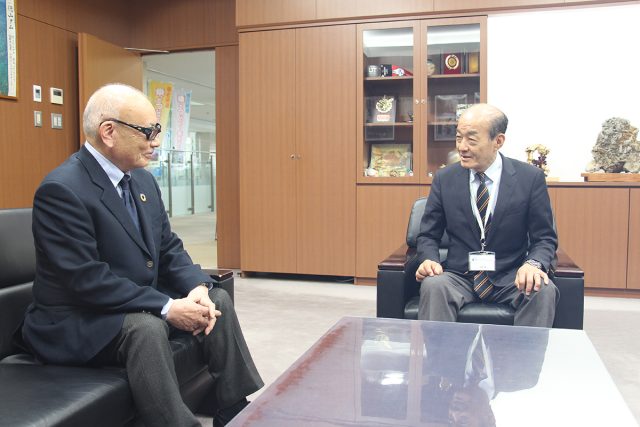 揖斐川町の岡部栄一町長との対談風景